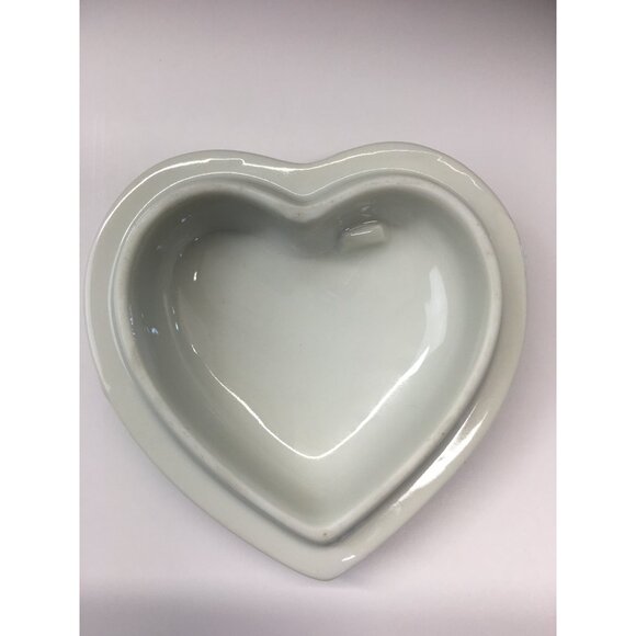 Vtg Heart Shaped Trinket Box Lidded White Porcelain Raised Lotus Flower Japan - Picture 8 of 16